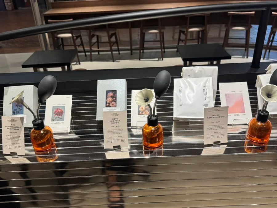 복도를 따라 놓인 네모 테이블 좌석