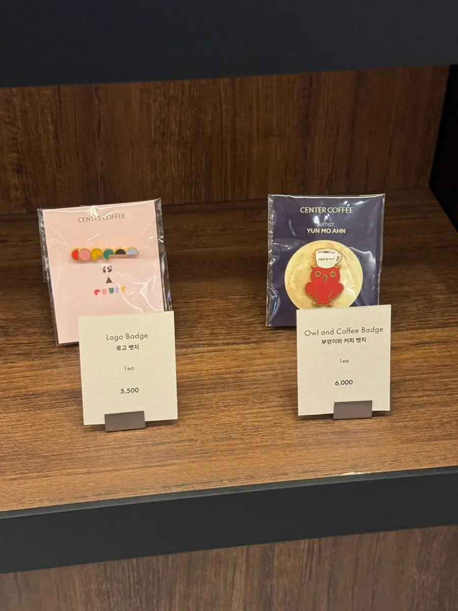 진열된 스페셜티 원두와 드립백