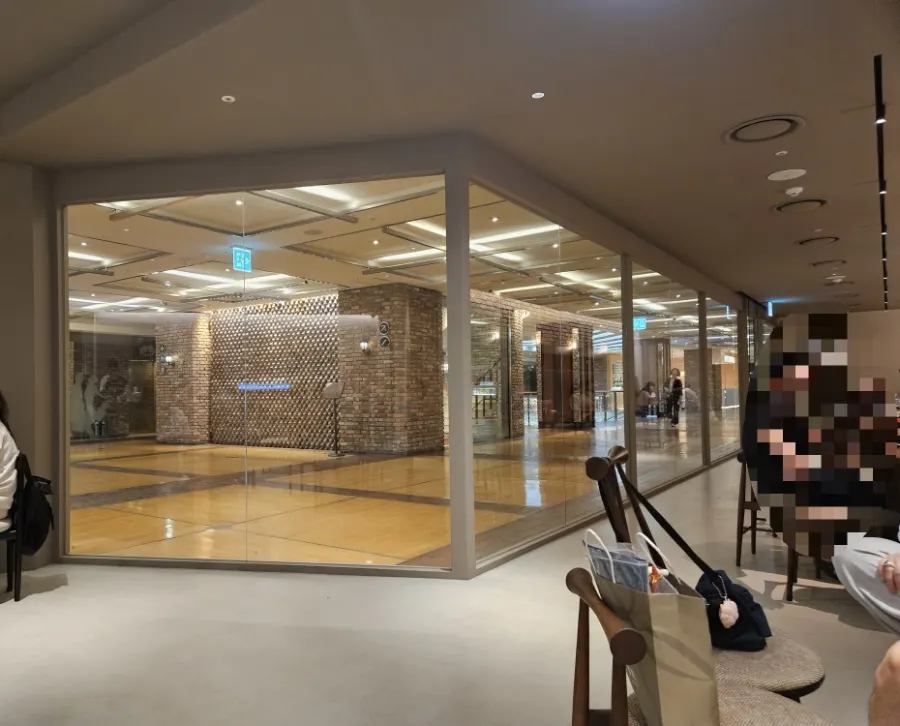 센터커피 광화문점 지하 1층 매장 내부