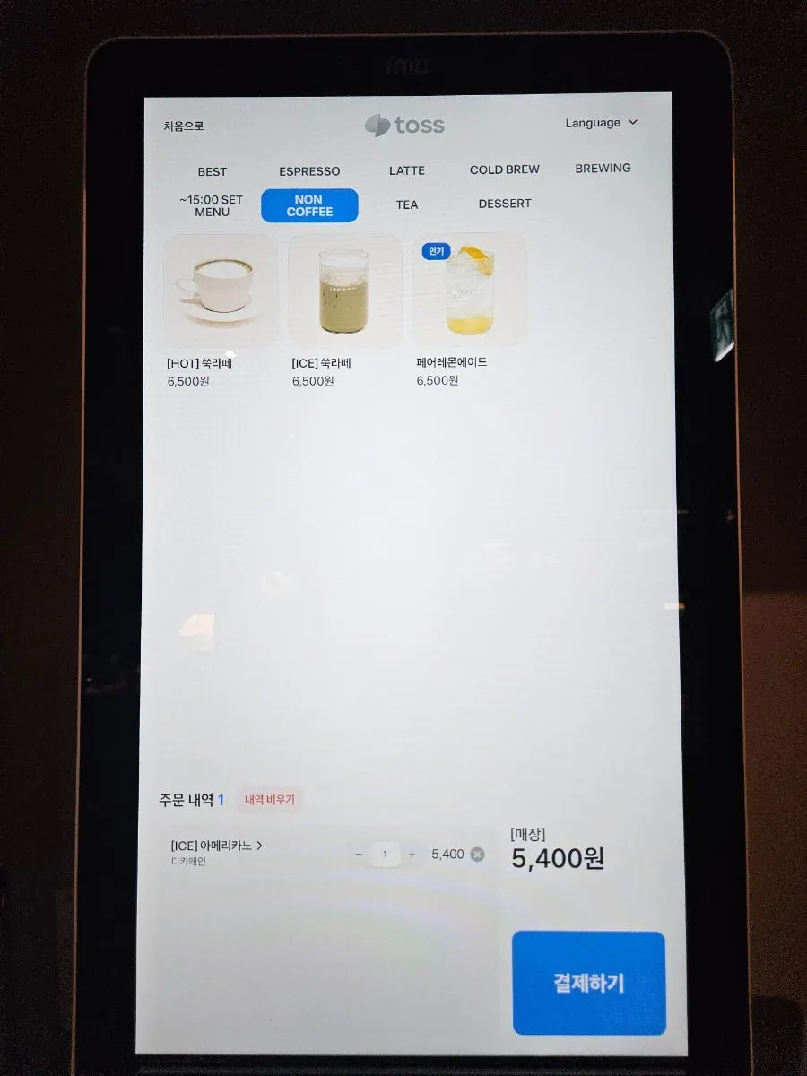키오스크에서 확인한 디저트 메뉴 화면