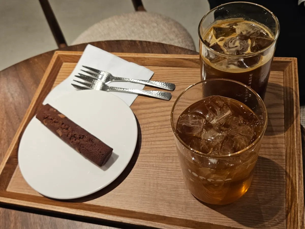 아이스 아메리카노와 배러댄초코, 초코 바통 휘낭시에 한 상