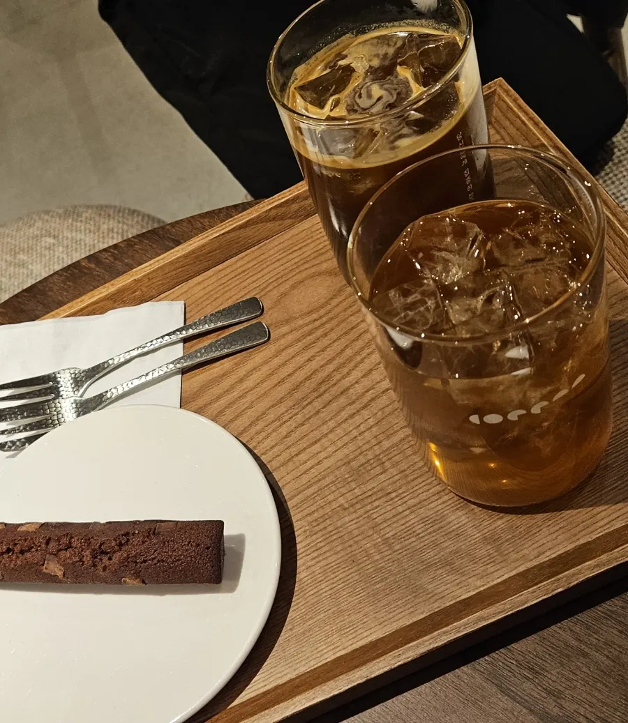 깔끔하게 서빙된 배러댄초코 티