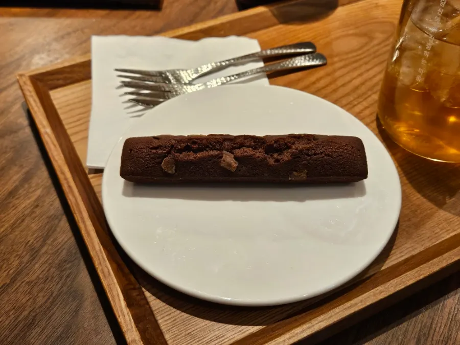 초코칩이 올라간 초코 바통 휘낭시에