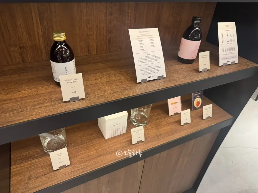 센터커피 광화문점 테이블과 조명