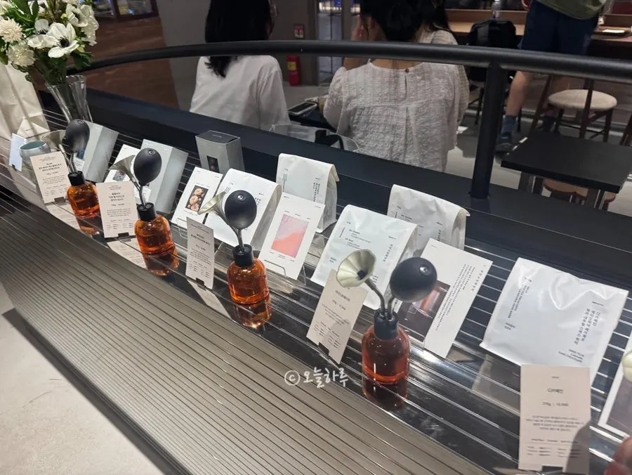 센터커피 광화문점 카운터 주변 모습