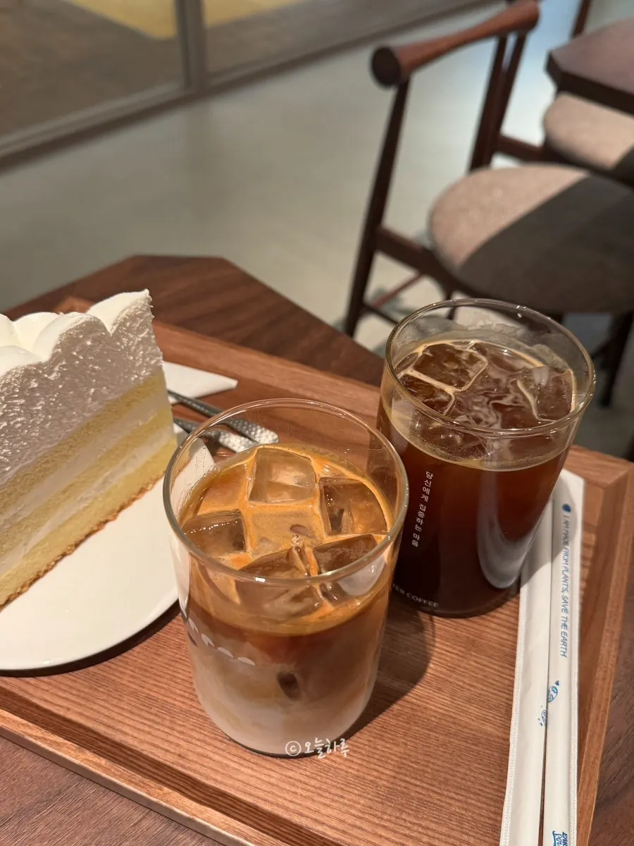 포크로 떠먹는 우유 생크림 케이크