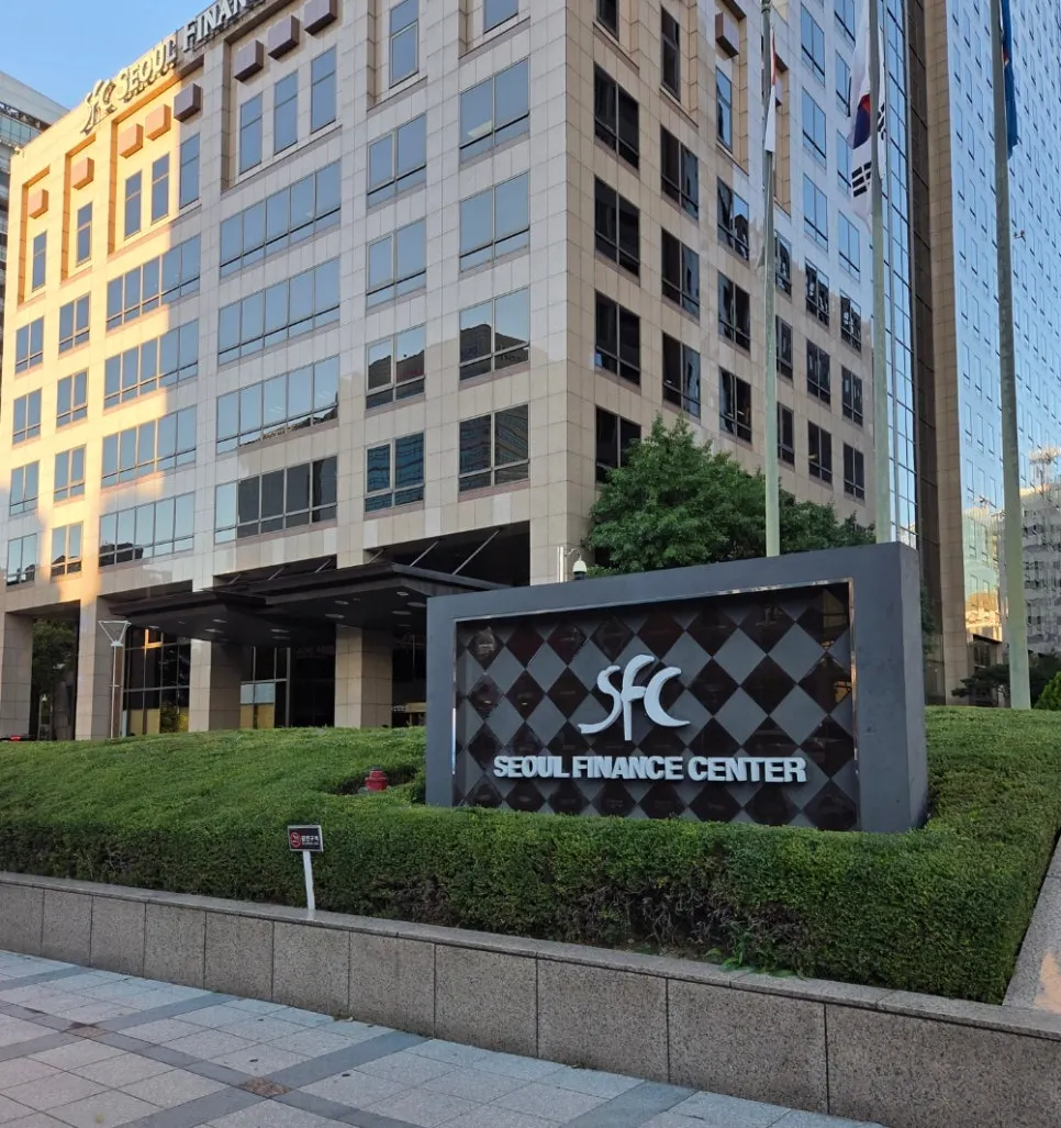 Exterior of the Seoul Finance Center (SFC) building