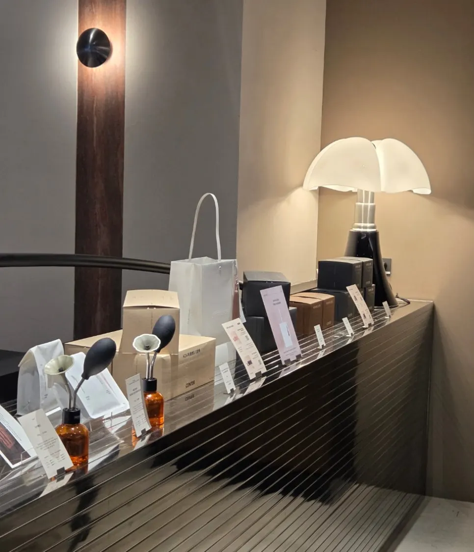 Display of Center Coffee bean drip bags and shopping bags