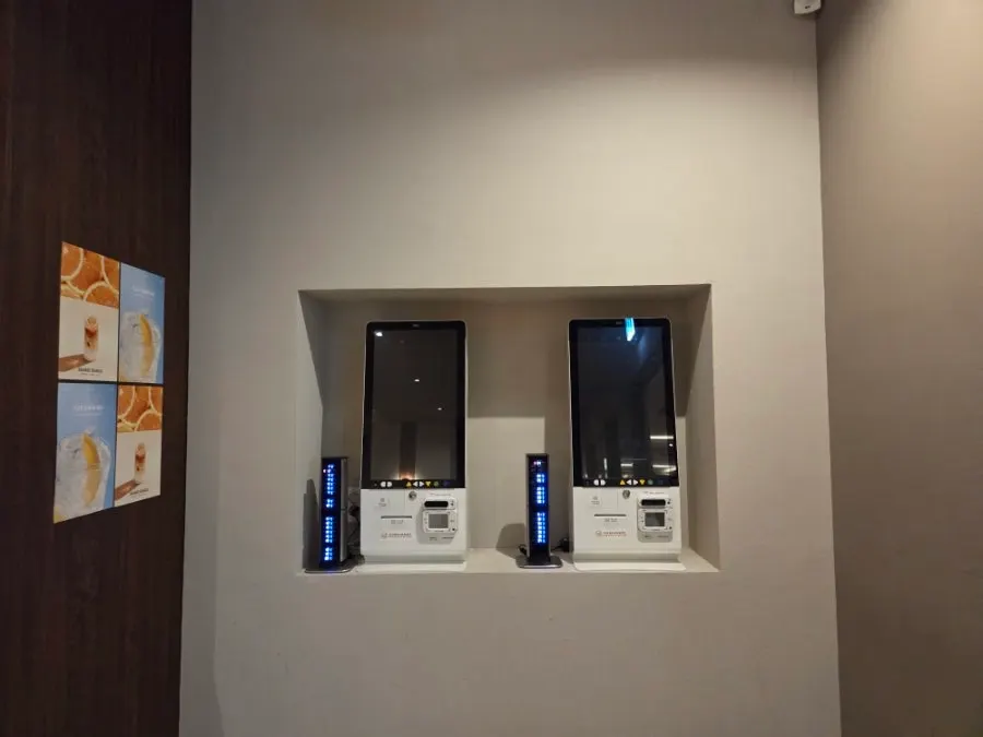 출입구에 붙은 블루리본 서베이 선정 스티커