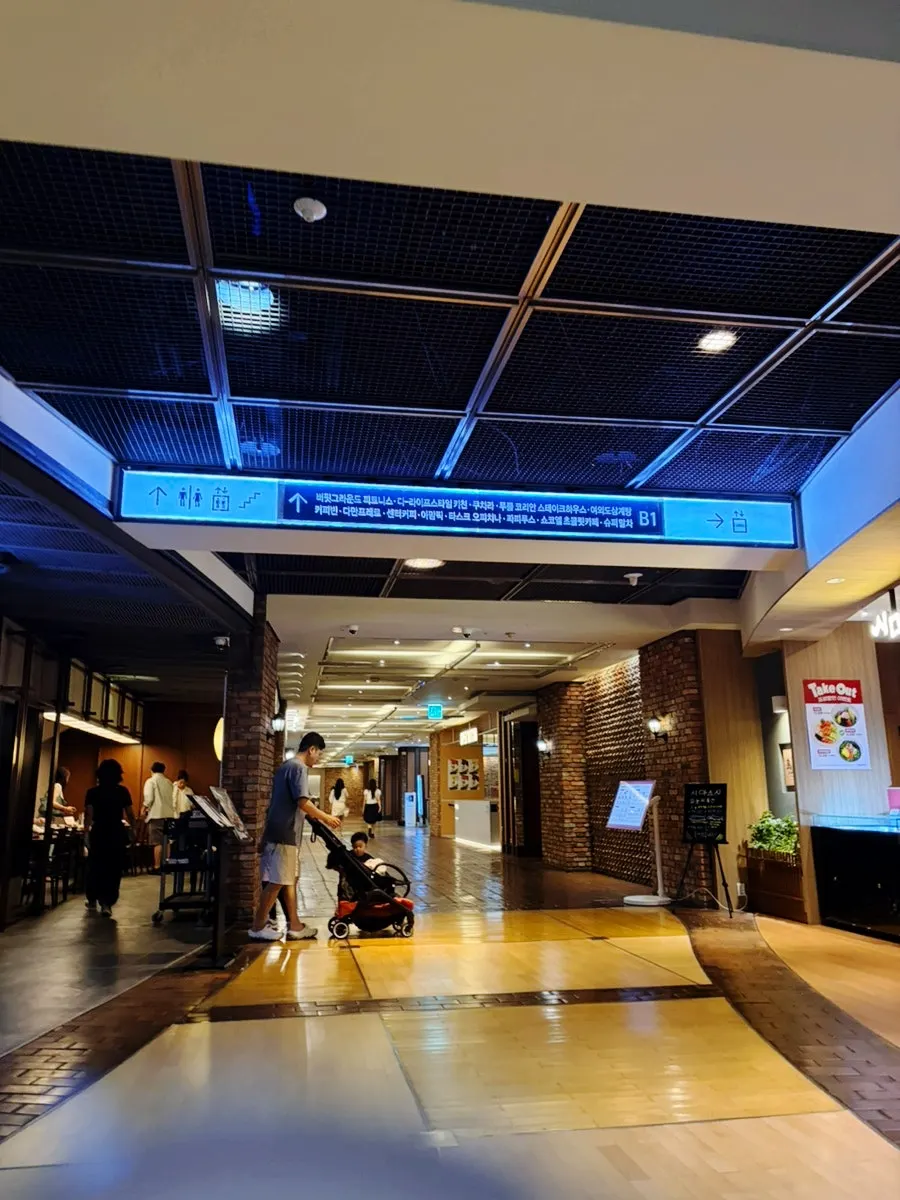 서울파이낸스센터 지하 카페 통로 풍경