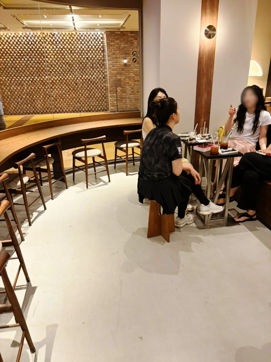 센터커피 광화문점 넓은 실내 좌석