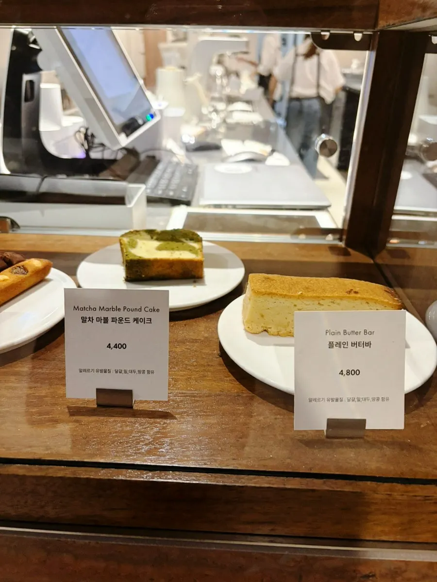 오트라떼와 바닐라라떼가 놓인 테이블