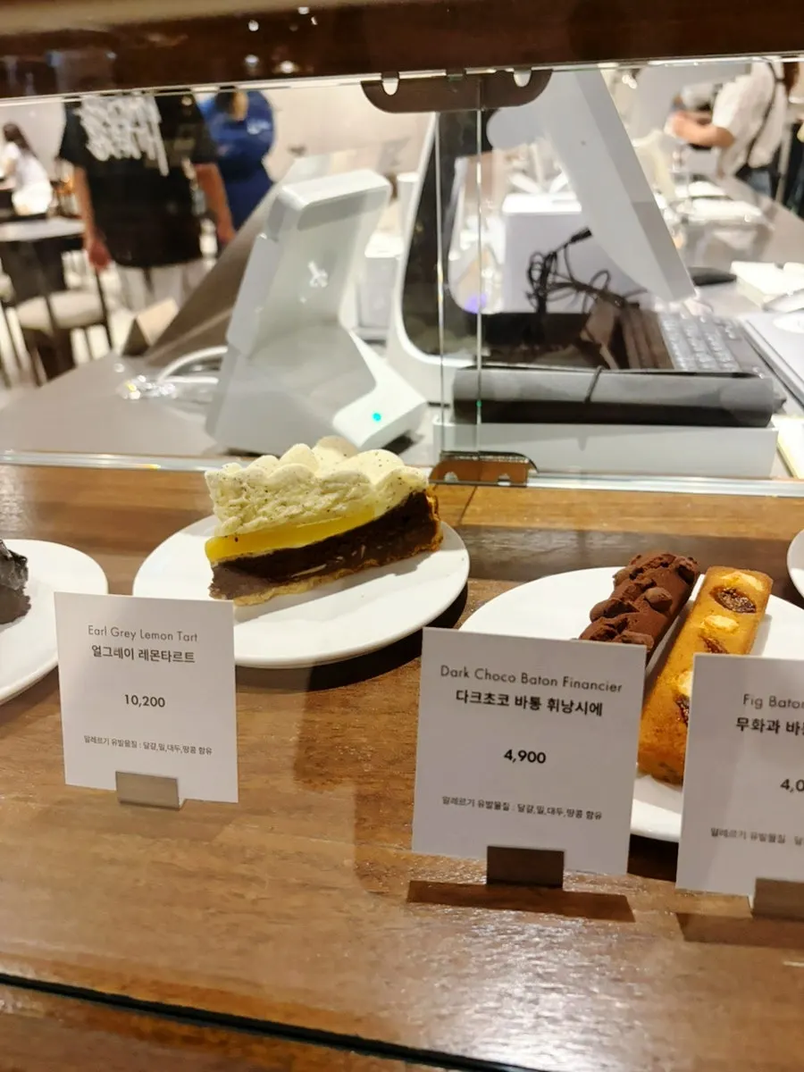 문구가 적힌 센터커피 컵에 담긴 라떼