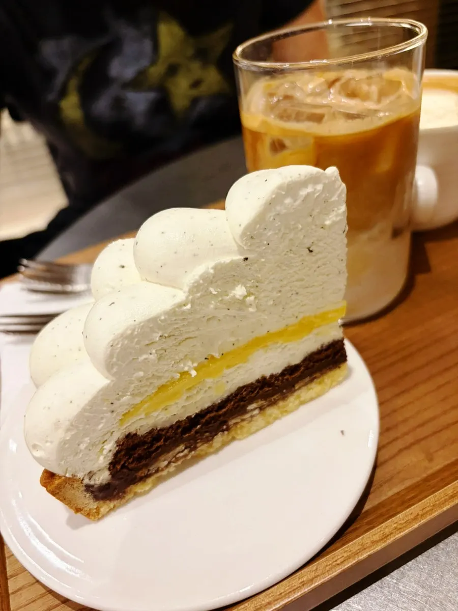 한 입 자른 얼그레이 레몬타르트 단면