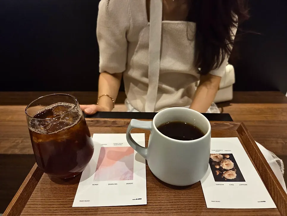 바리스타가 핸드드립을 내리는 모습