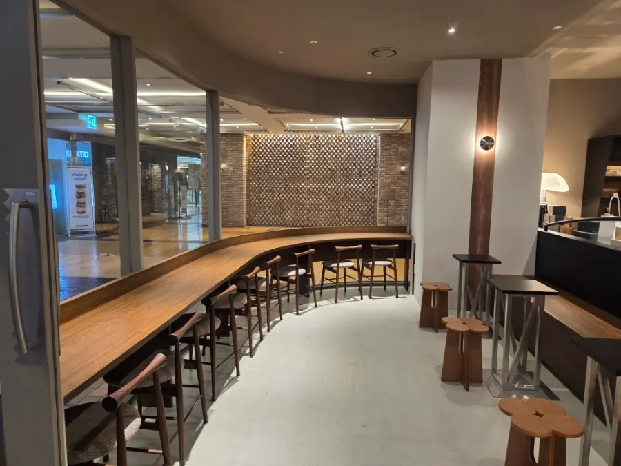 Table seating arrangement at Center Coffee Gwanghwamun