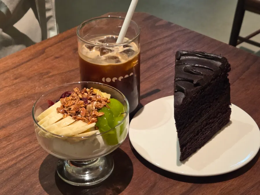 Iced americano and dessert set on the table