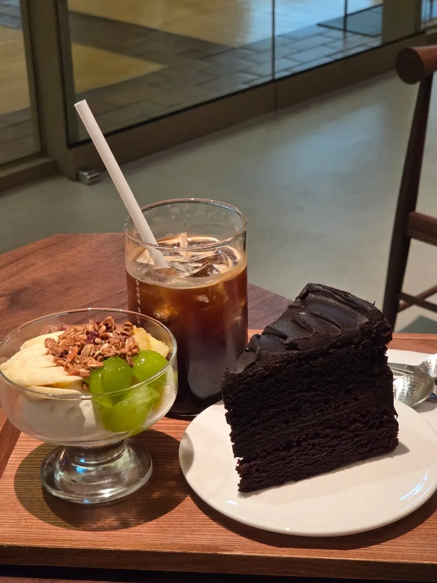 Close-up of the iced americano in a glass