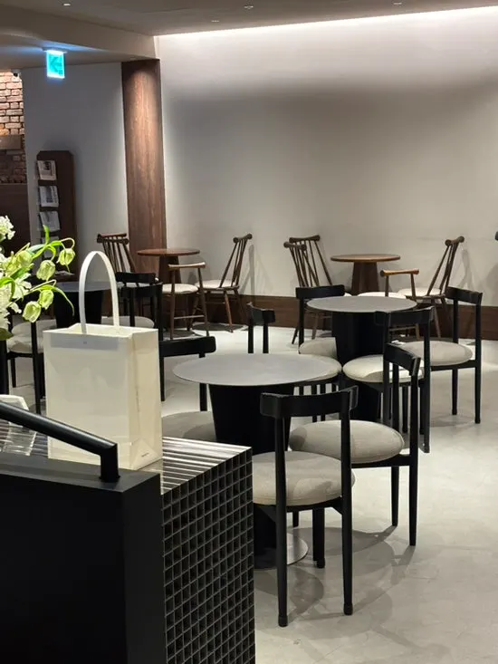 Main hall of Center Coffee Gwanghwamun with generously spaced seating