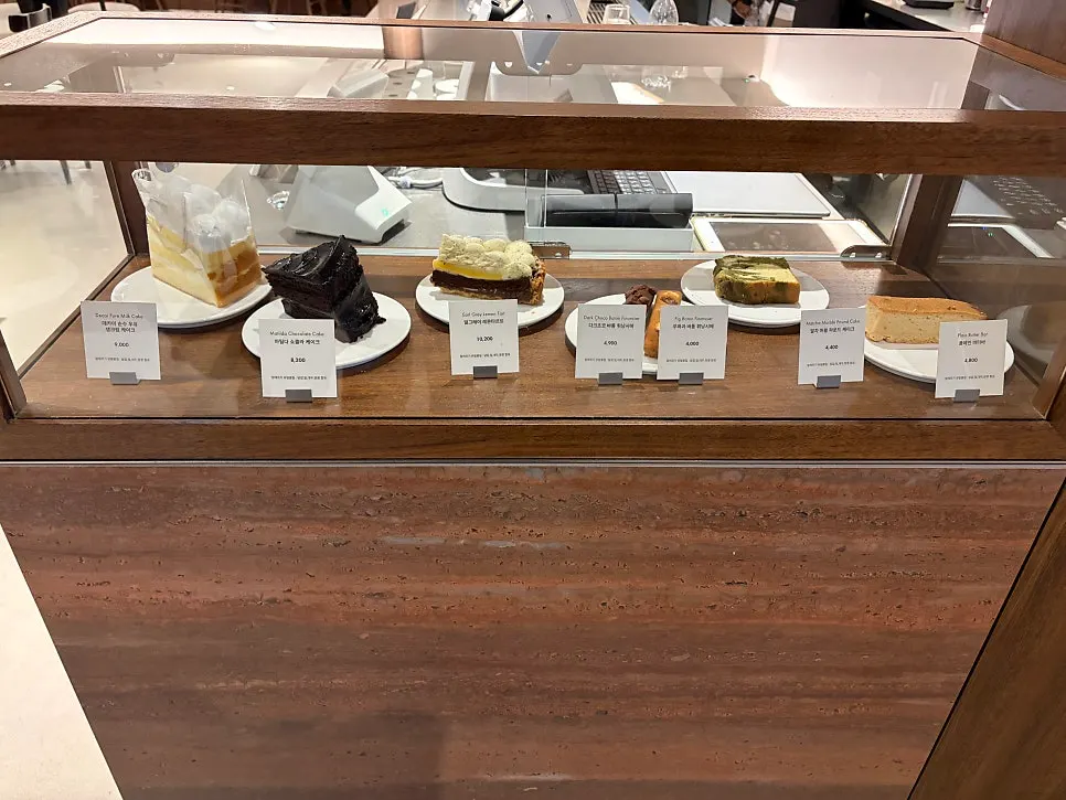 Table with the ordered drinks and dessert at Center Coffee Gwanghwamun