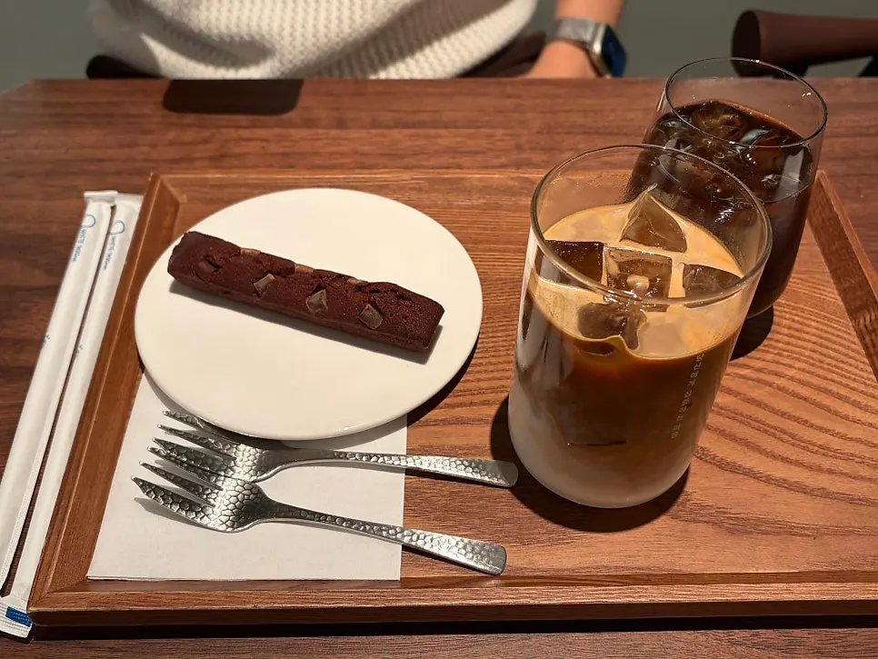 Decaf cold brew and latte at Center Coffee Gwanghwamun