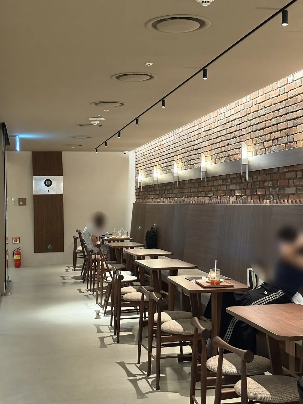 안쪽으로 길게 이어지는 테이블 좌석