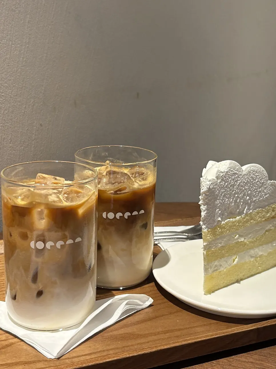 디카페인 아이스 카페라떼와 오트 라떼