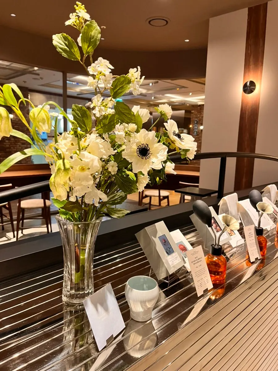Goods corner displaying drip bags and coffee beans