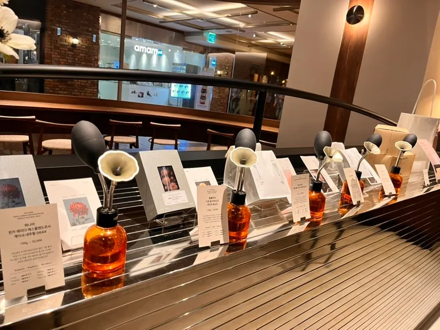 Display shelf of coffee capsules and bean packages