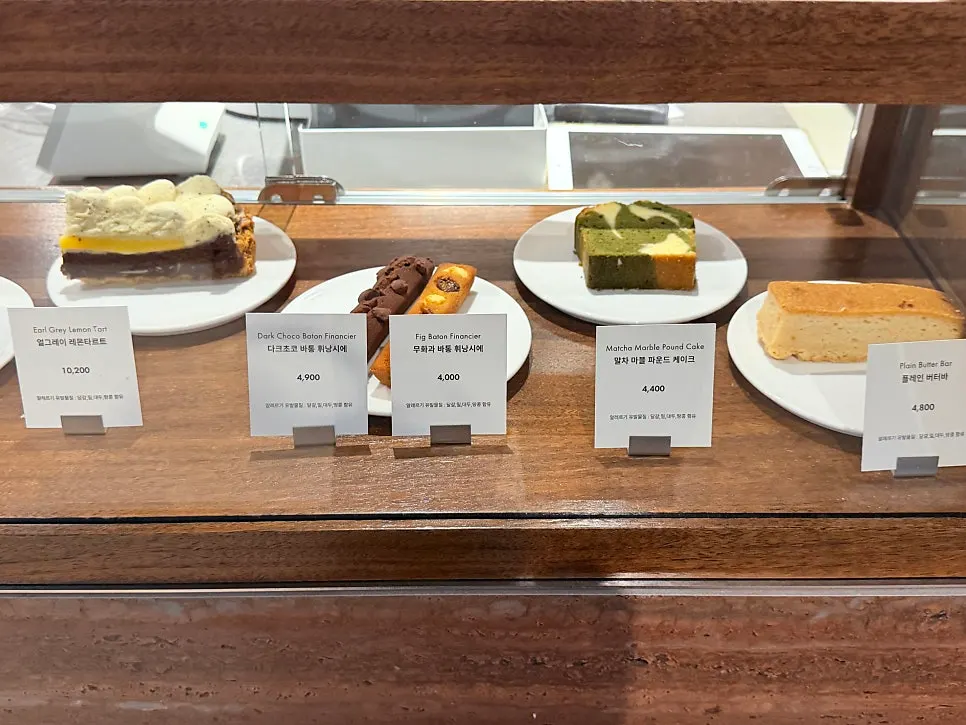 Cakes and financiers at Center Coffee Gwanghwamun