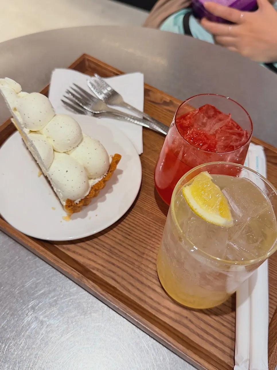 Pear lemonade and red cordial table setting