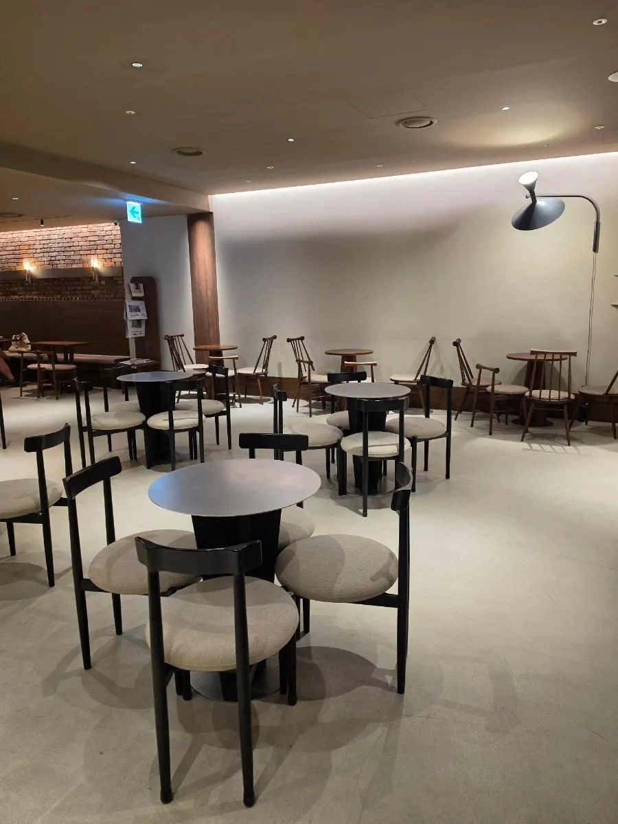 Solo-friendly single seating