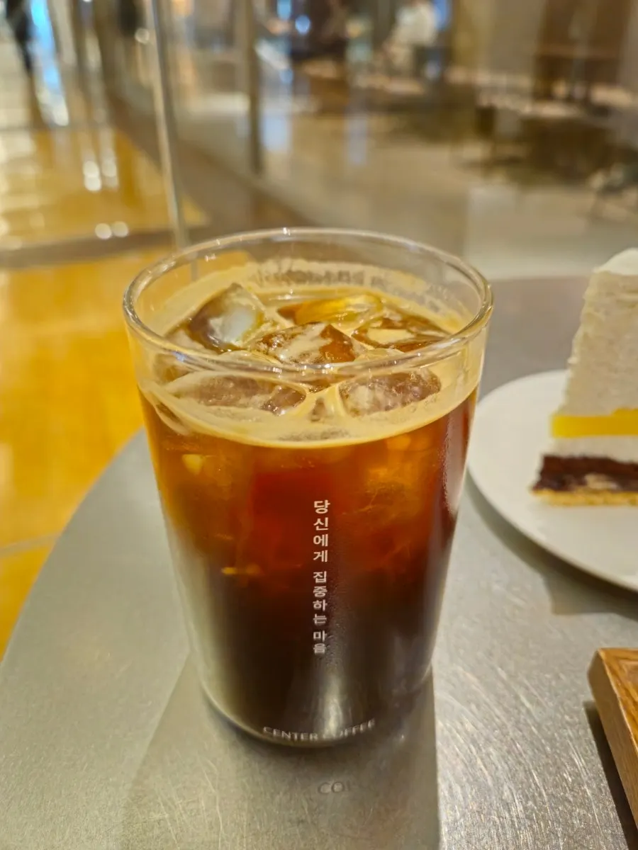 산미가 도는 아이스 아메리카노 클로즈업