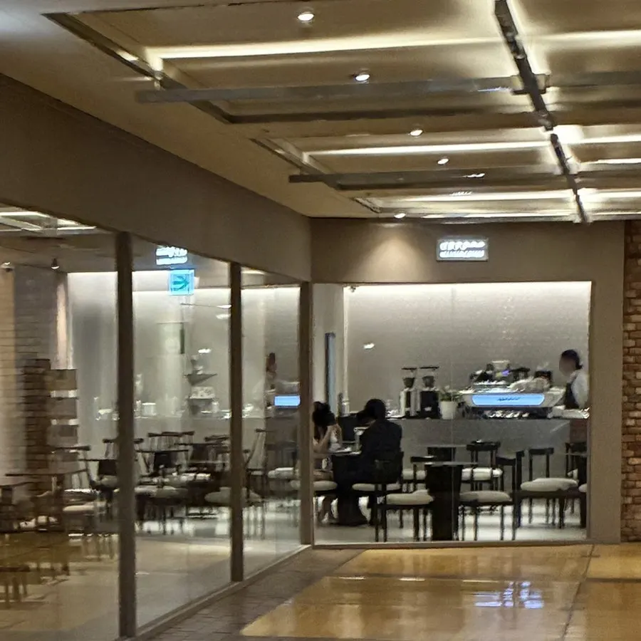Mặt ngoài quán Center Coffee Gwanghwamun với khung kính lớn
