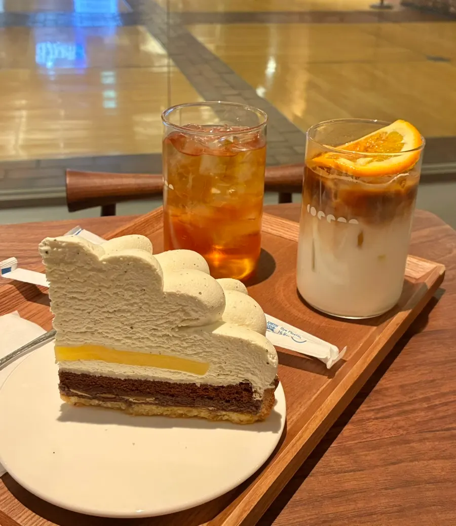 Bánh và đồ uống được bày trên bàn tông gỗ