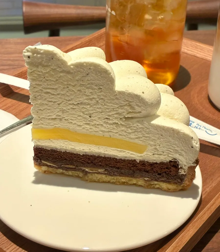 Bánh phủ kem Earl Grey bồng bềnh phía trên