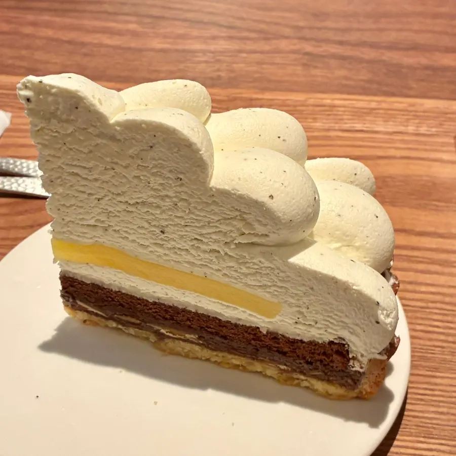 Mặt cắt bánh với vỏ tart, cốt chocolate và nhân chanh