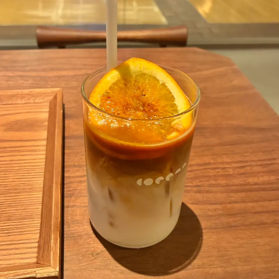 Ly Orange Bianco với lát cam caramel hóa phía trên