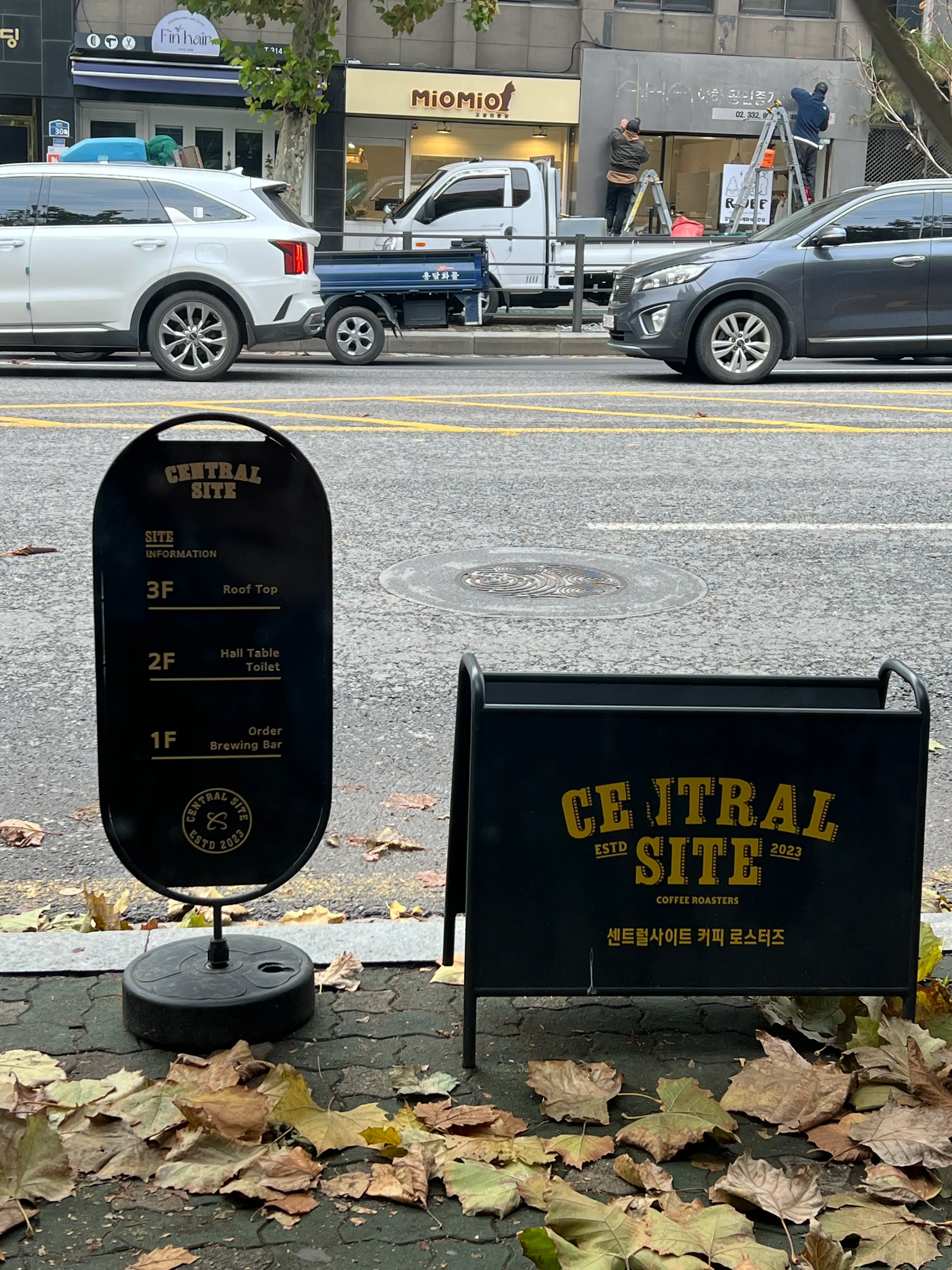 Central Site Yeonnam building seen from beside the sidewalk