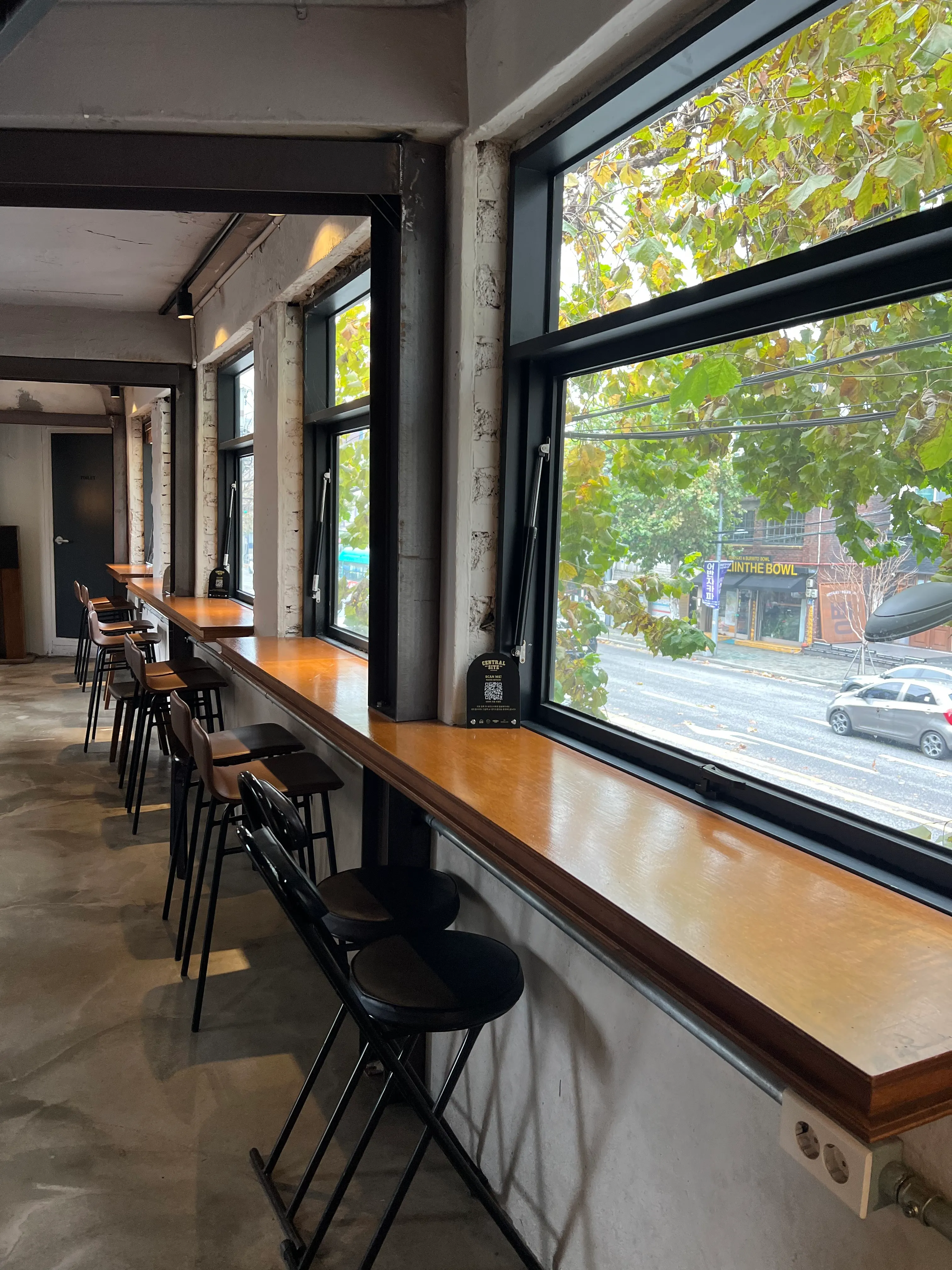 2nd-floor bar table overlooking the Yeonnam-dong street