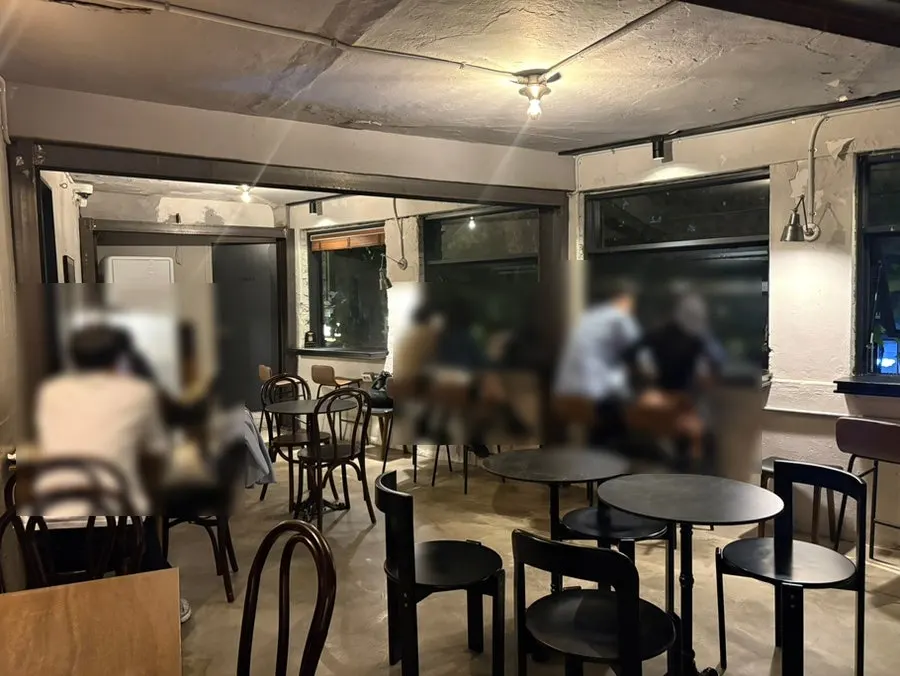 통창이 있는 2층 홀 좌석