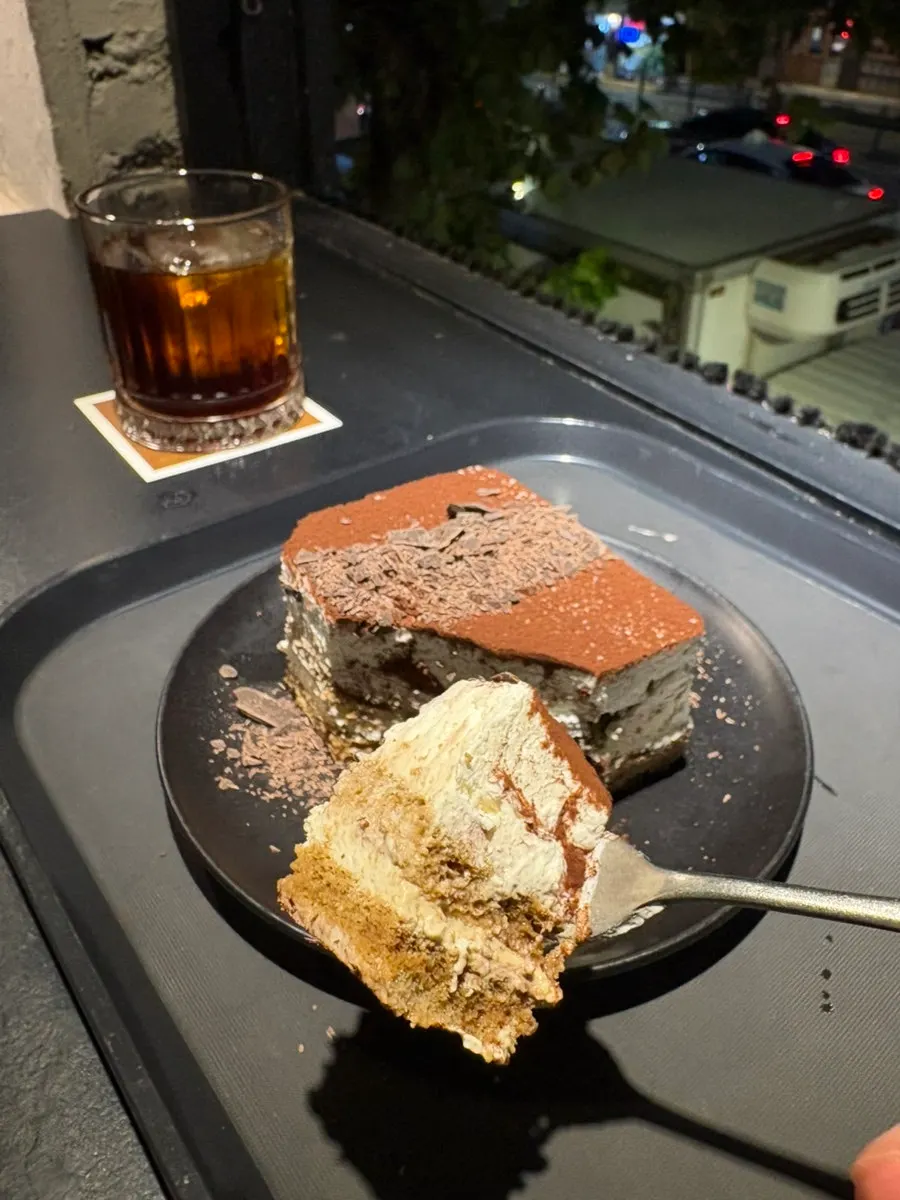 핸드드립 커피와 티라미수 조합