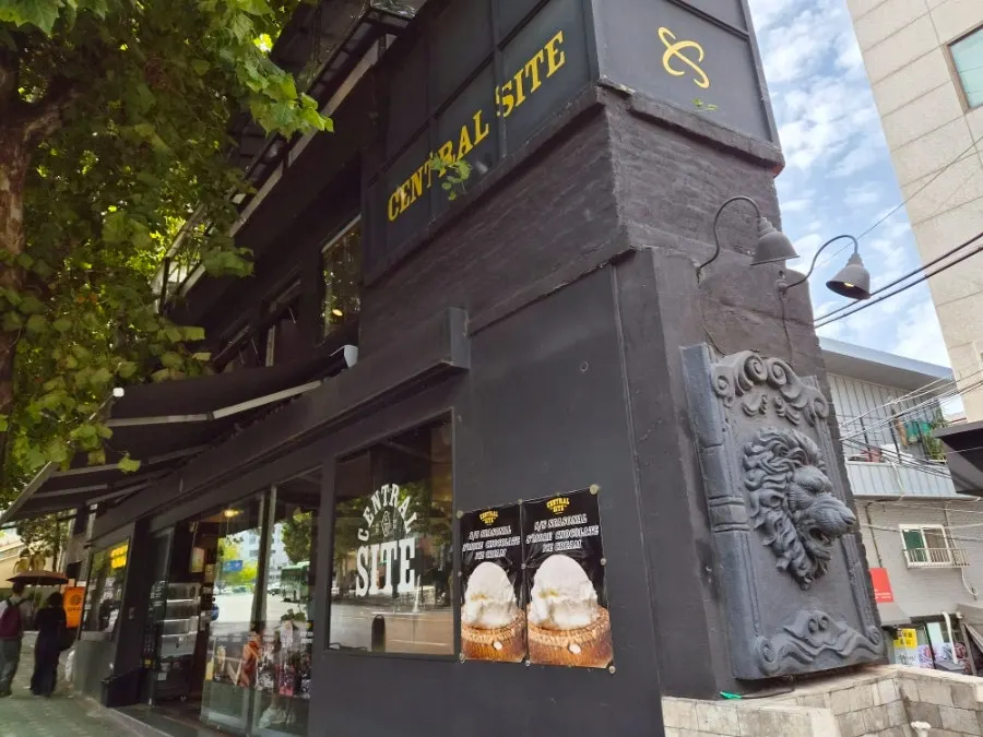 延南洞の路地にあるセントラルサイト延南店の外観