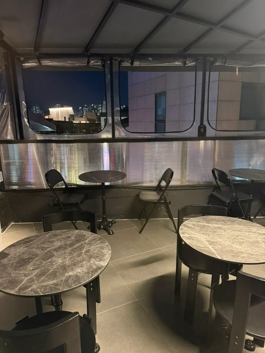 2nd-floor window seats and round tables