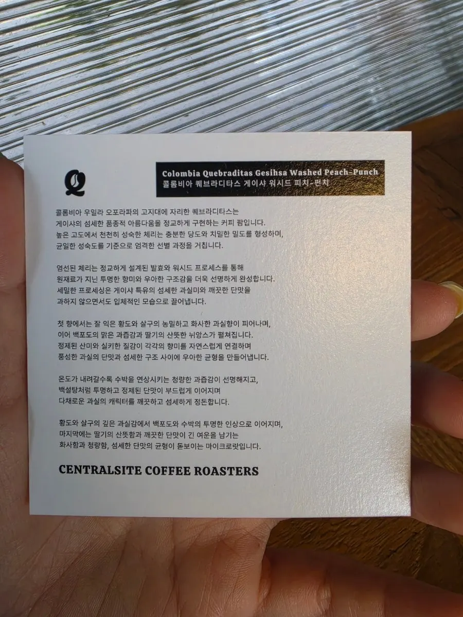 커피와 티라미수 함께 놓인 테이블 세팅