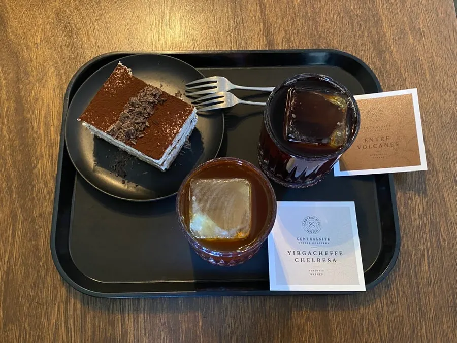 자리로 서빙된 핸드드립 커피와 티라미수