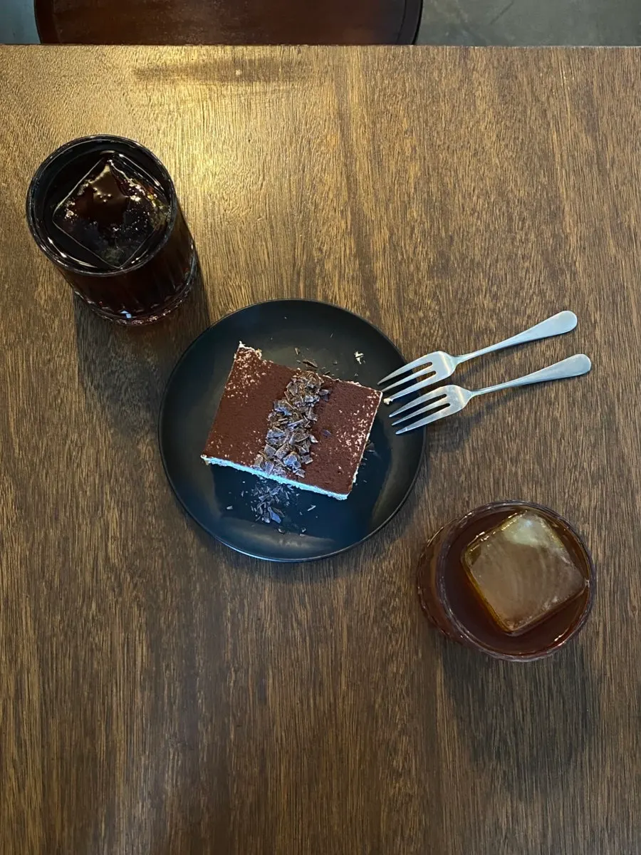유리잔에 담긴 핸드드립 커피