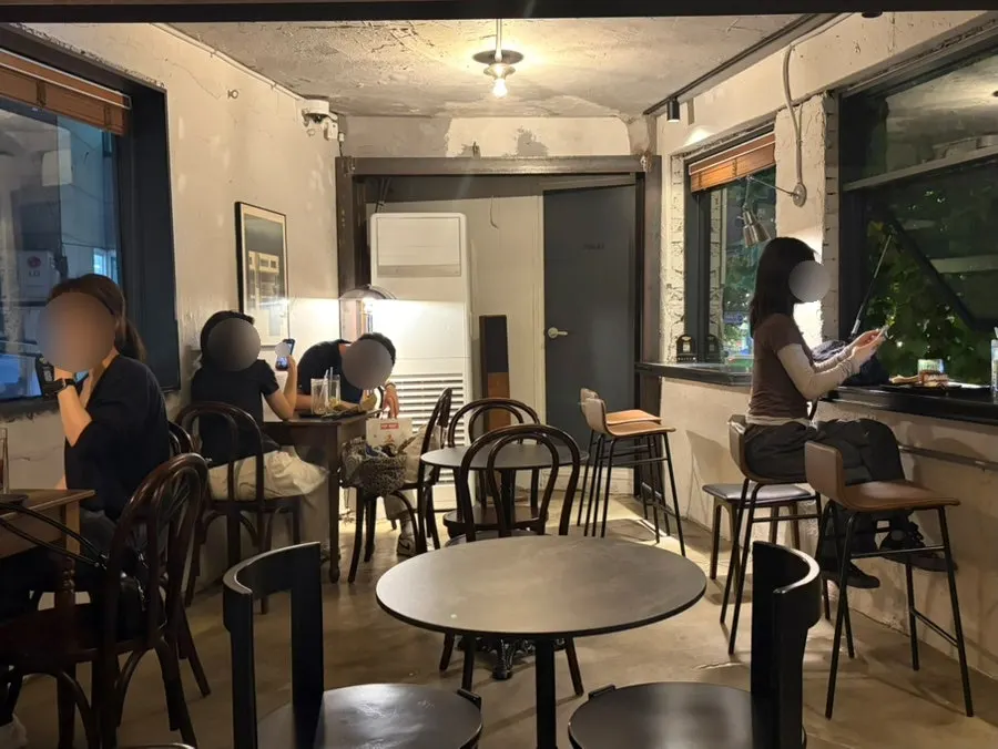 Bar seats where you can watch the hand-drip extraction