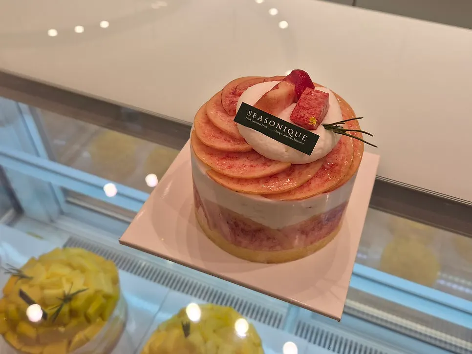 Packaged Sijeunikeu mini peach cake box