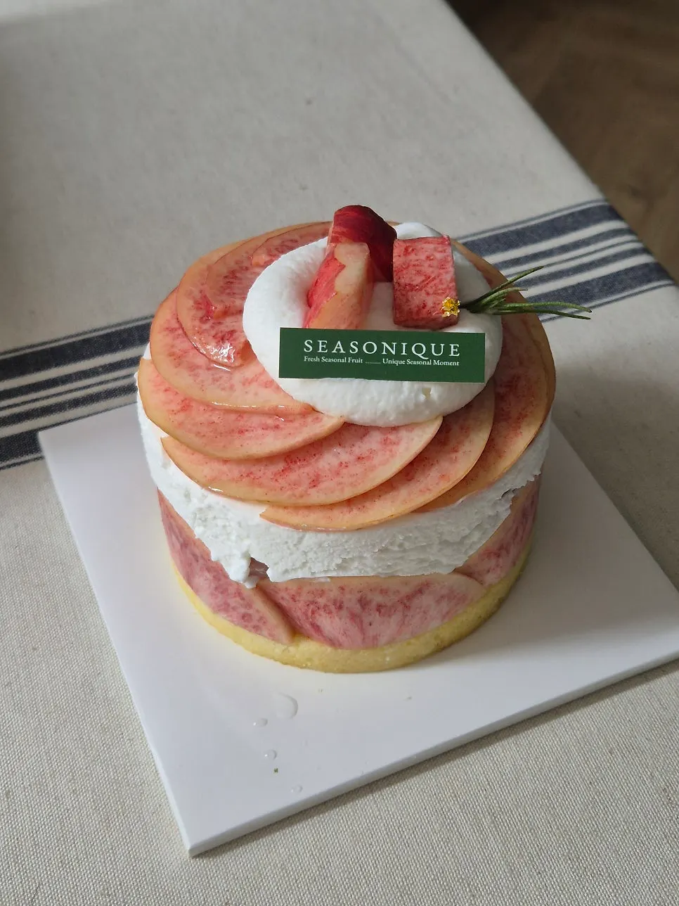 Close-up of peach flesh on top of the cake